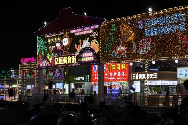 三亚旅游打卡地标亿恒夜市：热带霓虹下的夜间经济新标杆