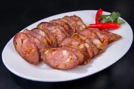 灌香肠，10斤肉放多少盐合适？牢记一个比例，咸香入味，久放不坏图片