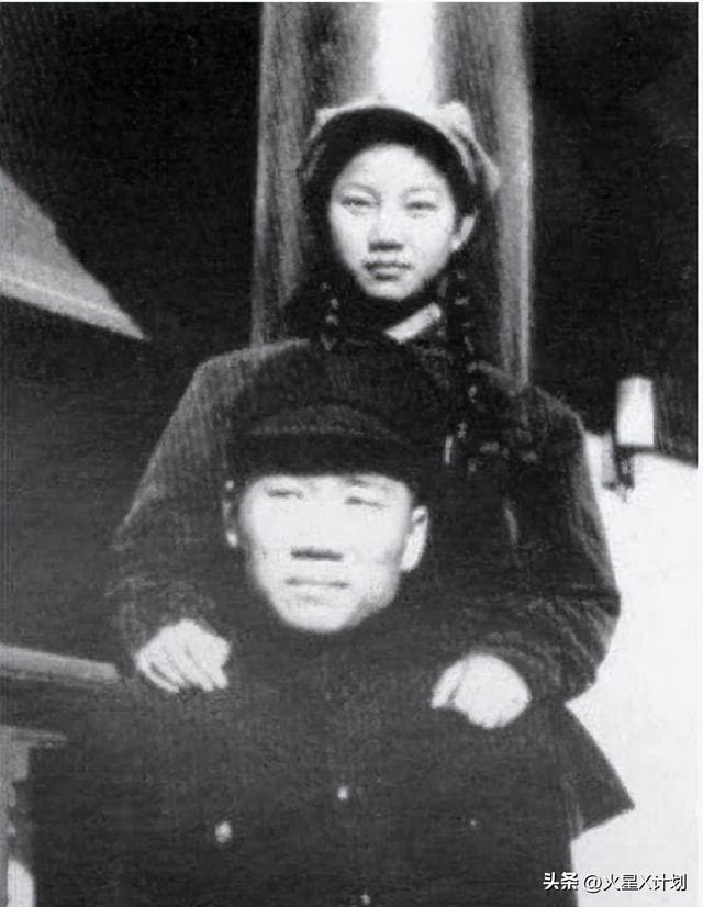 1974年，刘思齐再婚后和丈夫及孩子们的合影，满脸洋溢着幸福