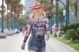 71岁的奶奶身材堪比美少女 ，年轻穿搭，网友：一点不像都不像奶奶图片