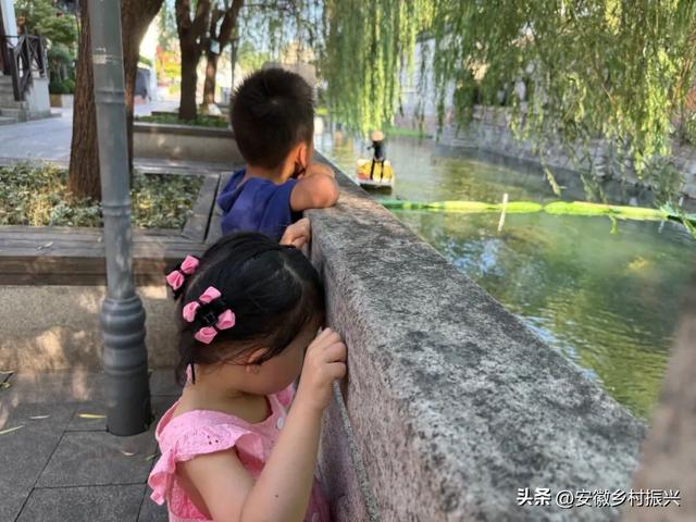 8月，「渴望自由，像治不好的病」