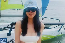 朱珠海滩度假造型曝光，比基尼搭配展现良好体态图片