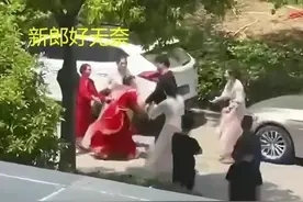 闹心！新娘悔婚和人打起来了！只因搅屎棍闺蜜怂恿要28800下车礼图片