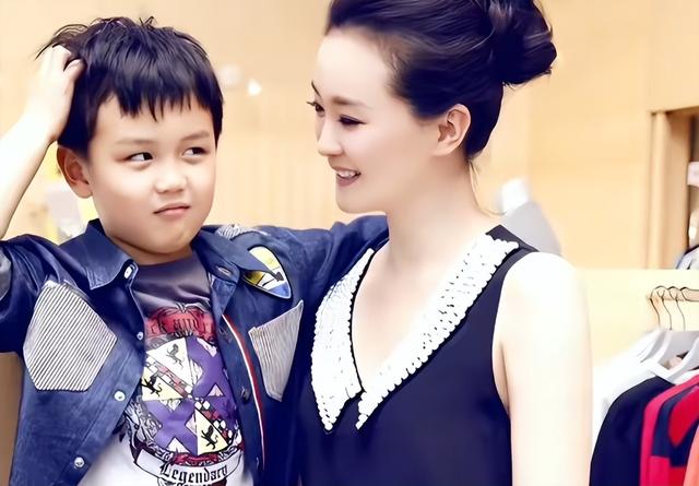 王艳晒19岁儿子近照，球球已经比妈妈高出半个头，长得像妈颜值高