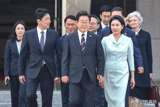 李在明落地北京	，没有先和中方官员会面，而是先去了一场座谈会