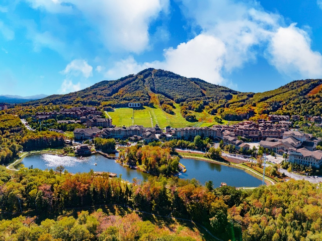 沈白高铁开通运营，长白山迈入高铁旅游新时代——长白山万达国际度假区客流激增，多重礼遇迎国庆新机遇