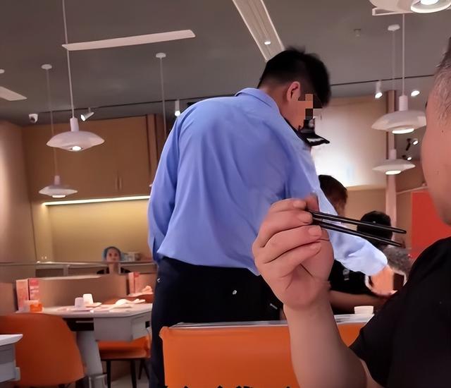 小伙和女友餐厅吃饭被铐走 警方道歉