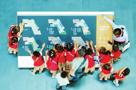 太原市民们在山西省图书馆内畅游书海、品味书香图片