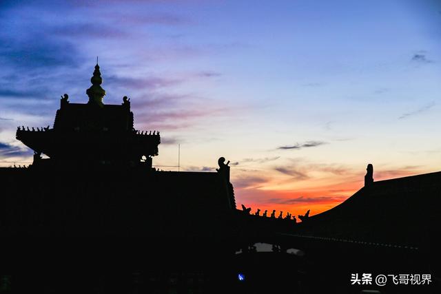 那一刻，金顶披霞