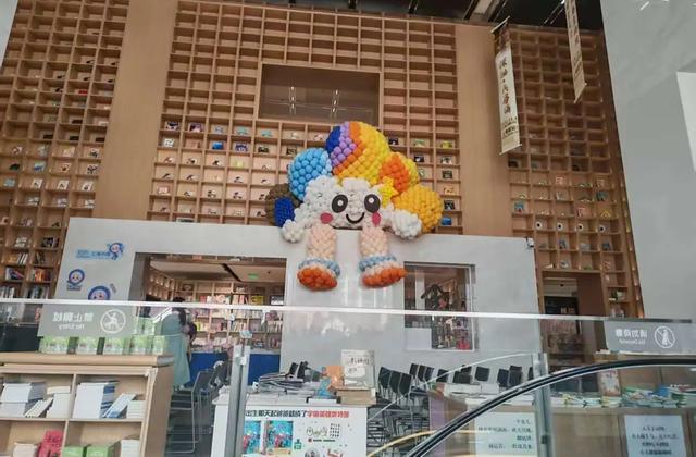 淘书逛展、夜游夜市、盖章打卡……上海书展的快乐，弥漫在整座城市→