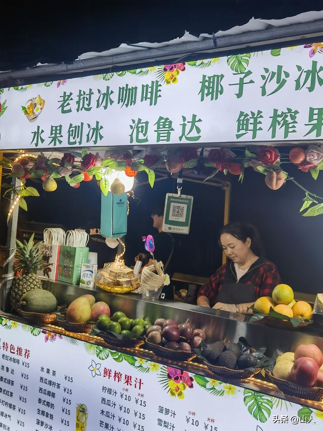 西双版纳的江边夜市