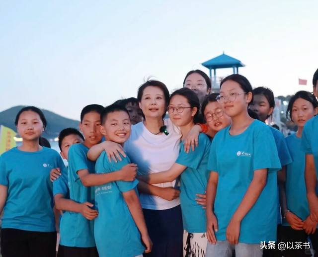 53岁袁立现状：和小丈夫过普通生活，今无戏可拍，无儿女活得真实