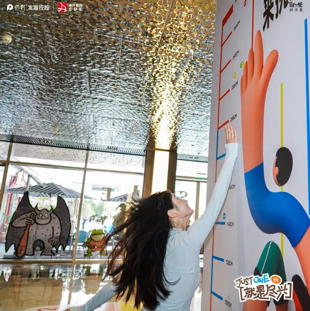 浦东嘉年华丨“星星人”甜蜜空降，“折上折”购物狂欢……快来解锁陆家嘴假期消费新玩法