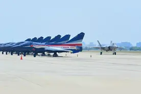 对比明显！7架歼-10C在泰国碰上F-35A，都是为泰国空军订单来的？图片