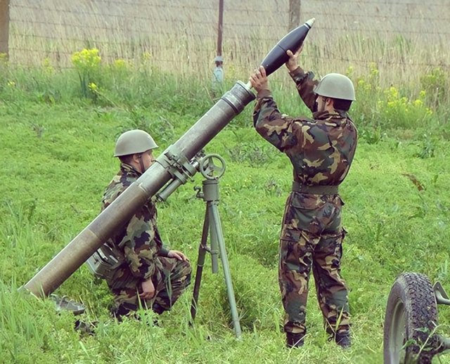 解放军新型钛合金小钢炮：2公里“吊打”狙击手，女生也能拎着跑