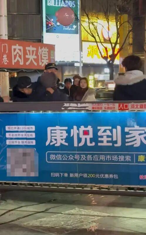 河北石家庄一商贩与城管执法队员发生冲突，城管局回应：涉事商贩情绪失控	，甚至用菜刀追赶执法队员
