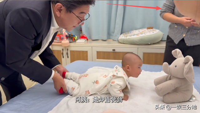 水均益跑泉州给女儿带娃	，和前妻罕见同框，主动搭话对方却不理他