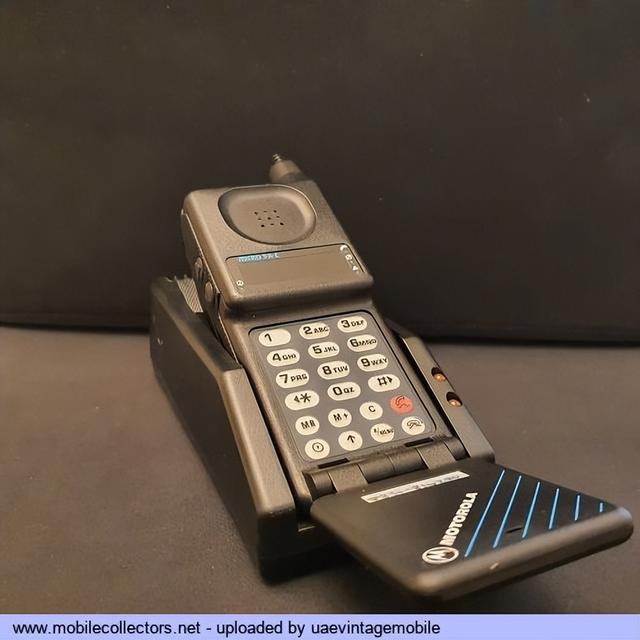 通信历史连载788-世界第一部下翻盖手机-摩托罗拉MicroTAC-1989年