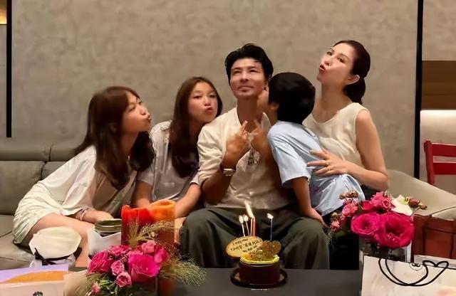 蔡少芬全家福照，两个女儿成了最大的亮点，已是亭亭玉立美丽动人