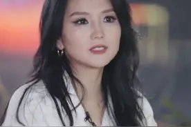 何洁一家5口晒大合照，2个女儿待遇大不同，大女儿和继父关系冷淡图片