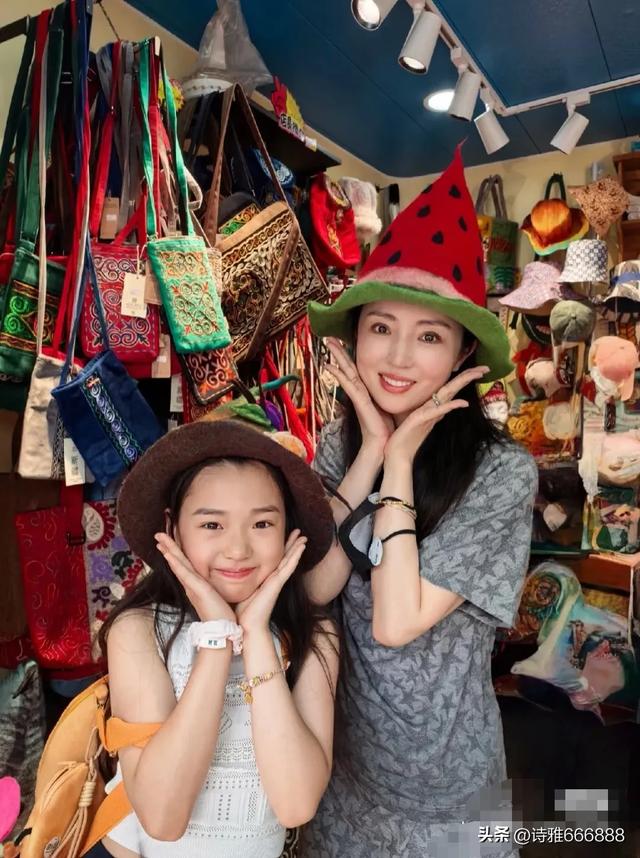 佟丽娅带董璇和小酒窝在新疆吃喝玩乐，两位姐姐都美得很高级！