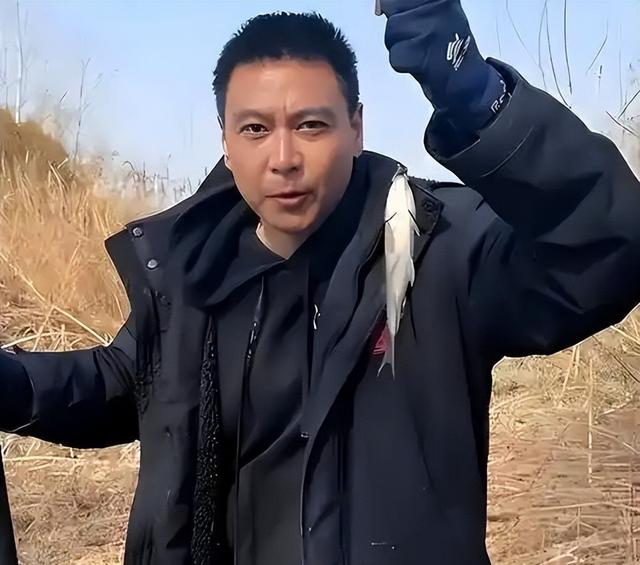 演员李飞接不到戏，"落魄"到陪母亲摆摊卖鱼	，背后的真相太现实