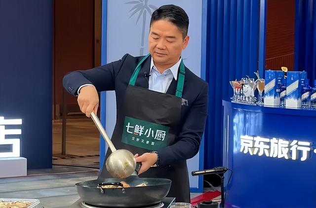 刘强东直播炒糊糖色引百万看！七鲜小厨机器人能赢预制菜？