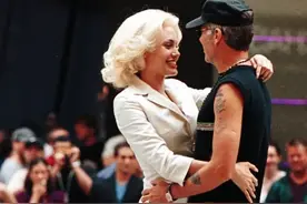 安吉丽娜·朱莉和第二任丈夫，相差20岁的两人曾经热烈的爱过…图片