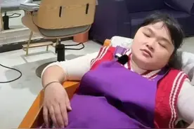 太辛苦！晓华累趴在座椅上，神情涣散，几十万人，狂刷礼物安慰她图片