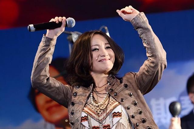 她连上5次春晚，私下却和恩师同居怀孕被骗流产，今57岁依然单身