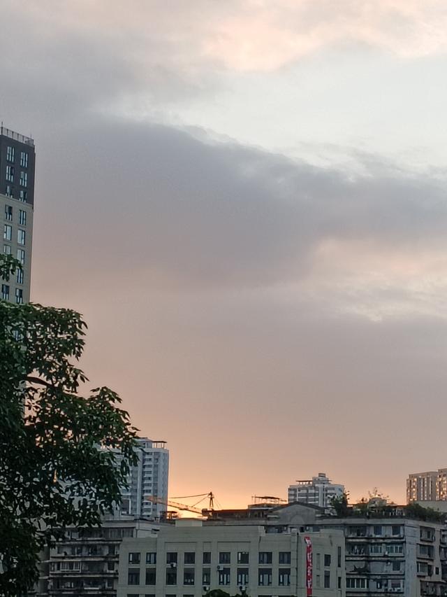 傍晚，在城市看天边的落日余晖