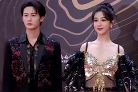 撞衫、摔跤、差点走光，星光大赏明星的尴尬瞬间，既搞笑又心酸图片