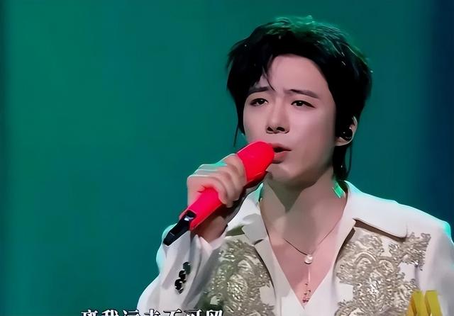 2025年大湾区晚会简直就是一张照妖镜，塑料歌手齐上阵，太搞笑了