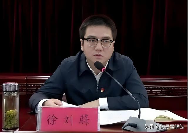 十年前贵州年轻县长硬刚王健林	，要求留下5亿利润，现在如何了？