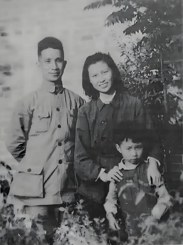 粟裕大将的夫人有多美？这是1952年的留影，她29岁，气质不凡