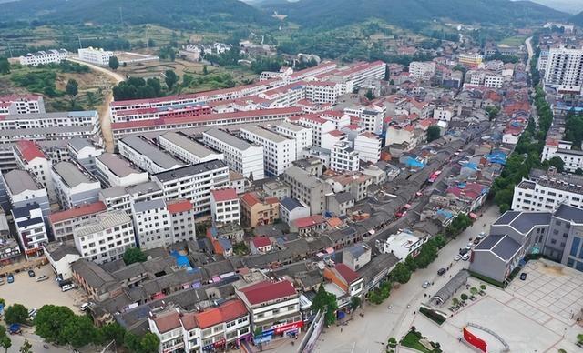 泉州人，去了红安跟麻城两县，直言不讳：红安跟麻城天差地别