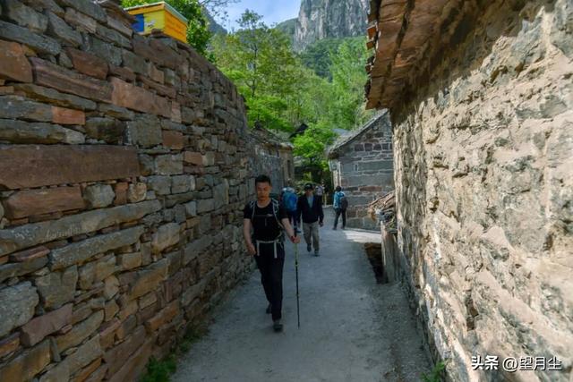 《太行山徒步记：从西走到南》免费的挂壁公路，悠悠然的崖边行走