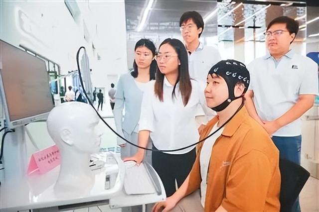 20万一台"活计算机"！中国科学家用960颗芯片追上猴脑水平