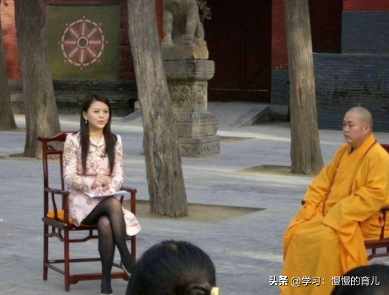 真没想到，释永信刚塌房，最先被牵连的竟是李湘的“黑丝短裙照”