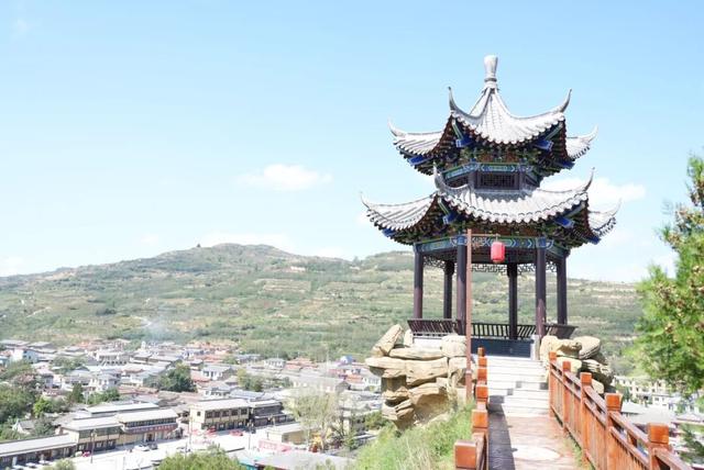 一祠承文脉，满园忆三国。