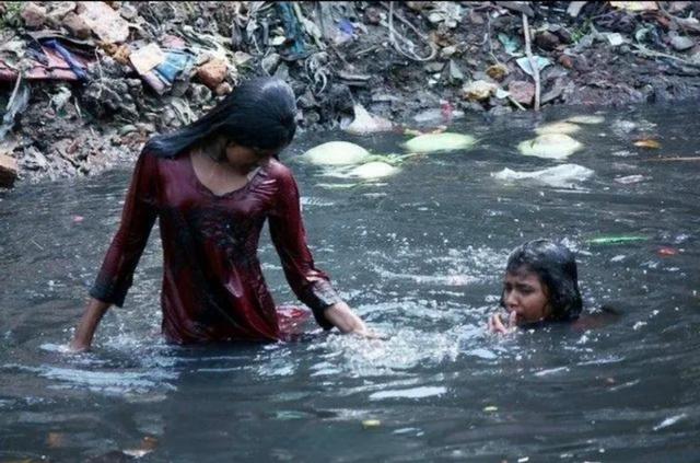 印度游客疯狂涌入中国，庐山水中搓澡还打肥皂，无视禁令引众怒！