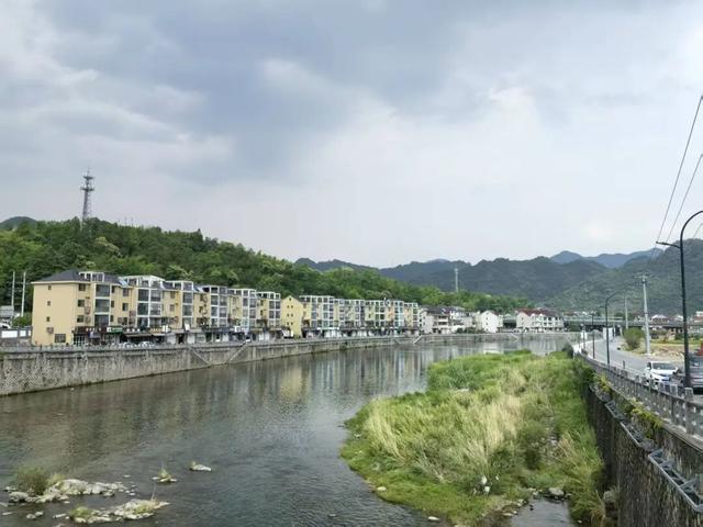 昌化人，看场电影需要跑於潜