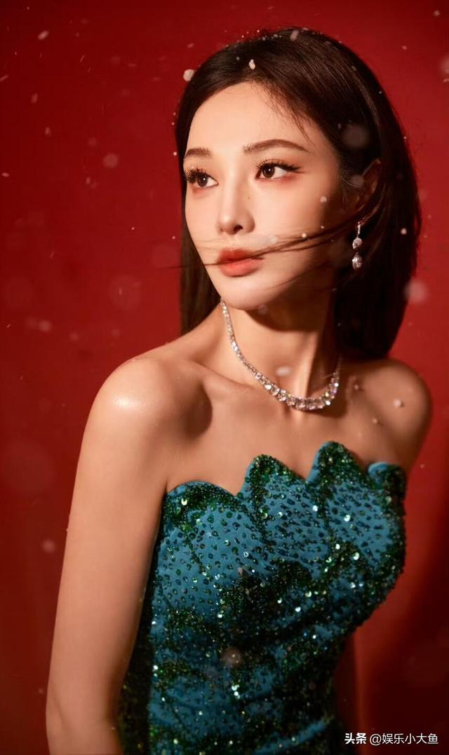 彭小苒出席搜狐时尚盛典活动，穿挂脖深v露背纱裙走红毯性感妩媚