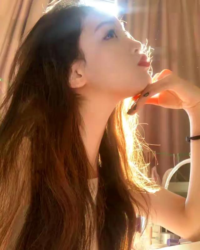 河南校花谢卓亚美貌惊艳全网，网友惊叹：美到让人怀疑人生啊！