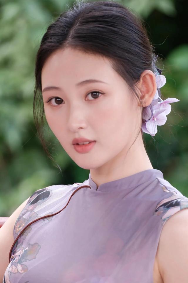 演员刘玮婷紫色旗袍写真，温婉动人