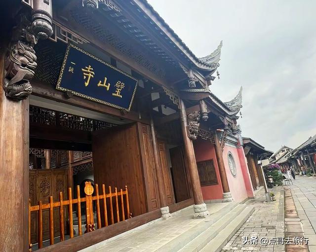 成都大邑最精致寺庙，钟鼓楼建于河上，超级漂亮，公共交通可达！