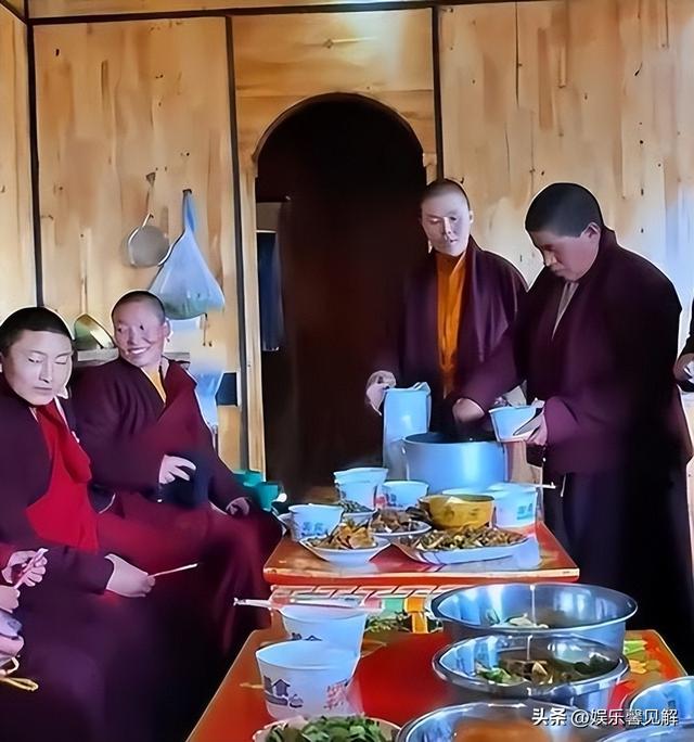 揭秘尼姑庵真相：表面佛门实则妓院，穿黑丝戴假发，香客人来人往