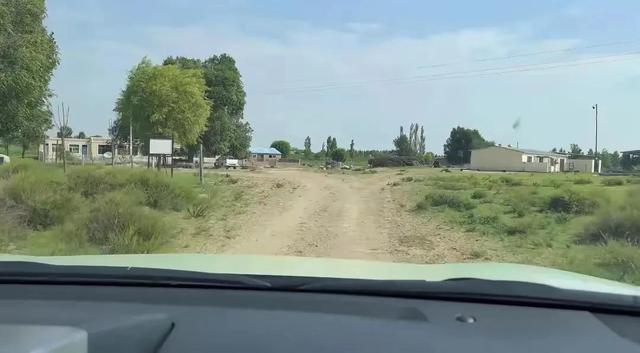 腾格尔回内蒙古住土房，北京别墅藏着秘密，祖宅为何种满菜？