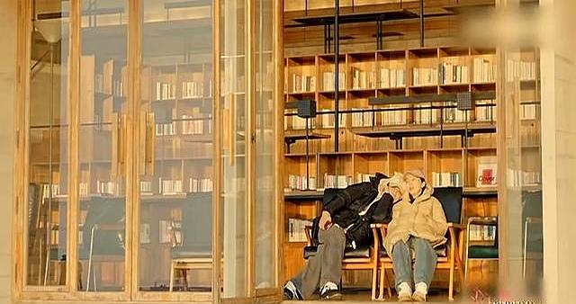 董璇与新婚老公聊天，位置摆低，介意过往	，网友眼里的她却很优秀