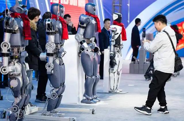 机器人开可乐比后空翻难？300美元灵巧手破10万垄断，拆6大门派
